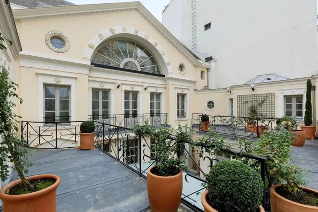 Courtyard and façade of the Hôtel de Chambon, rue du Cherche-Midi, Paris 6th