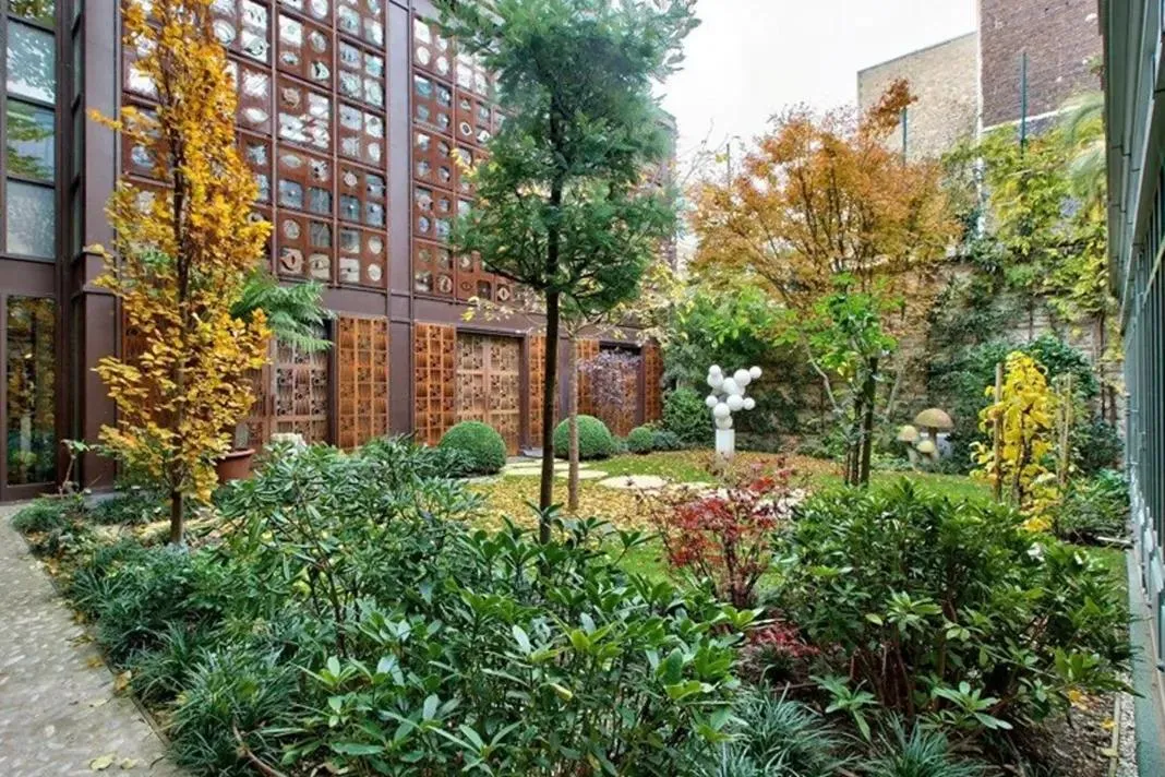 Courtyard and façade of the Hôtel de Chambon, rue du Cherche-Midi, Paris 6th