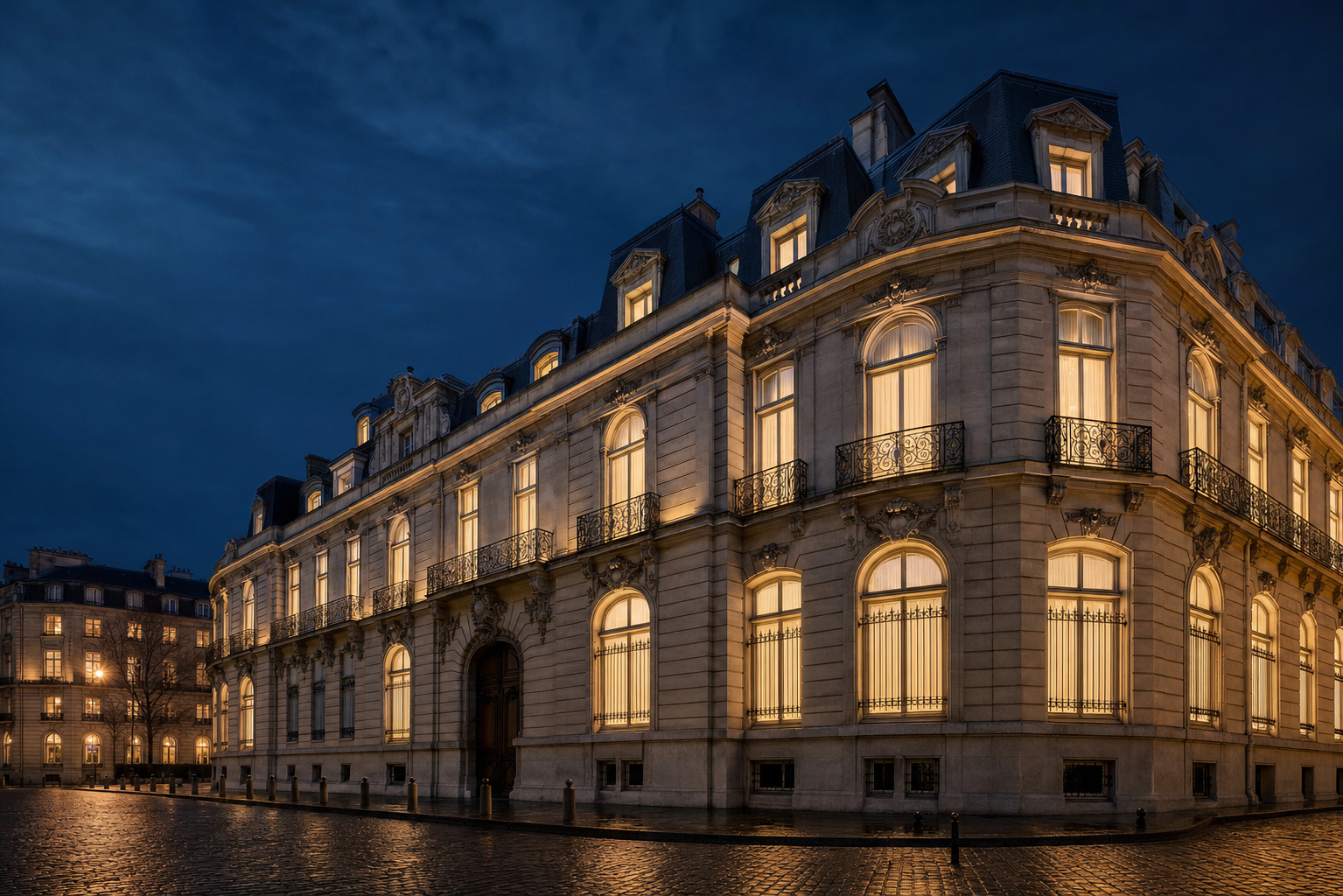 Façade haussmannienne parisienne au crépuscule